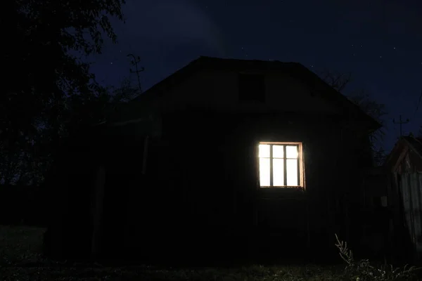 Hristiyan merkezine in. Çocuk eğitimi için bir Hıristiyan merkezi ya da yaşlılar için bir pansiyon inşa etmek için bahçesi olan bir arazi. Gece gökyüzü arka planında bir ev. Işıklı pencere. Telefon ve tabletler için arka plan parlayan pencere.