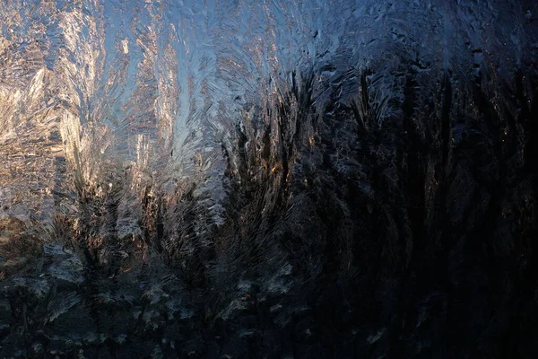 Jégkrém Dísz Ablakon Nap Reggeli Sugarai Megvilágítják Fagyos Díszt Téli — Stock Fotó