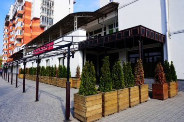  Şehir mimarisi. Baharın başında parlak güneşli. Telefon ve tabletin geçmişi için Ternopil stoku. Sokakta ve evde baharın parlak renkleri. Mavi gökyüzünün altındaki şehir.