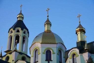Ukrayna 'nın altın kubbeleri. Mavi gökyüzü arka planında tapınak binası. Baharın başlarında açık mavi gökyüzü. Telefon ve tablette arka plan için kilise binası.