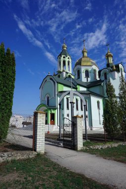 Ukrayna 'nın altın kubbeleri. Mavi gökyüzü arka planında tapınak binası. Baharın başlarında açık mavi gökyüzü. Telefon ve tablette arka plan için kilise binası.