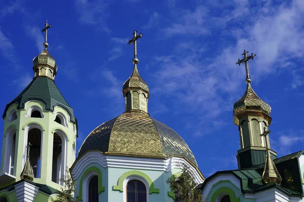 Zlaté Kupole Ukrajiny Chrámová Budova Pozadí Modré Oblohy Jasně Modrá — Stock fotografie