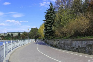  Ternopil 'in seti. Toprak seti gelişimi için yol ve adımlar. Telefon ve tablet için rıhtım arkaplanı. 