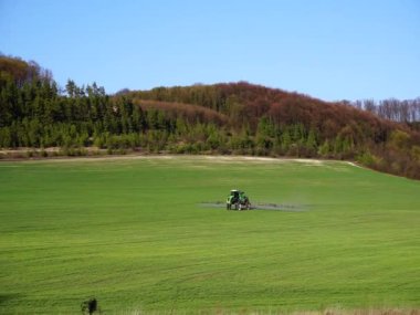 Ukrayna 'nın tarım endüstrisi. Yabani otlara ve böceklere karşı koruma sahaları. Ukrayna kırlarında güneşli bir bahar günü. Mısır gevreğinin besinleri. Ukrayna tarımı.
