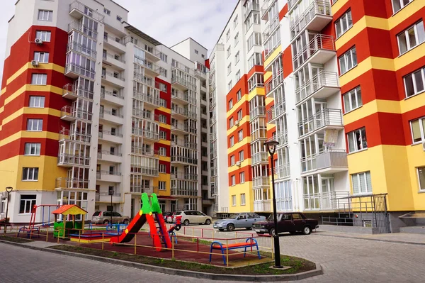 Αστική Αρχιτεκτονική Στο Χρώμα Παιδότοπος Ανάμεσα Νέα Κτίρια Του Ternopil — Φωτογραφία Αρχείου