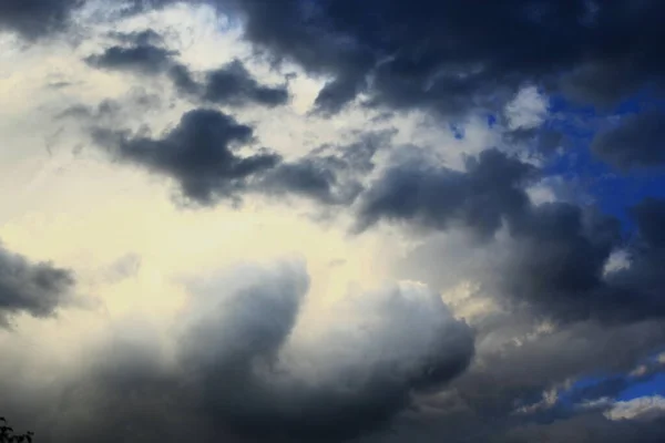 Stormmoln Blå Himmel Naturen Väntan Vårregn Bakgrund Med Moln För — Stockfoto