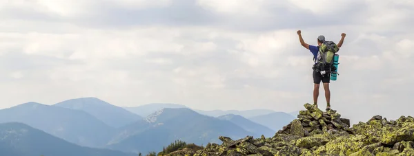 Homme au sommet de la montagne. Scène émotionnelle. Jeune homme avec backpac — Photo