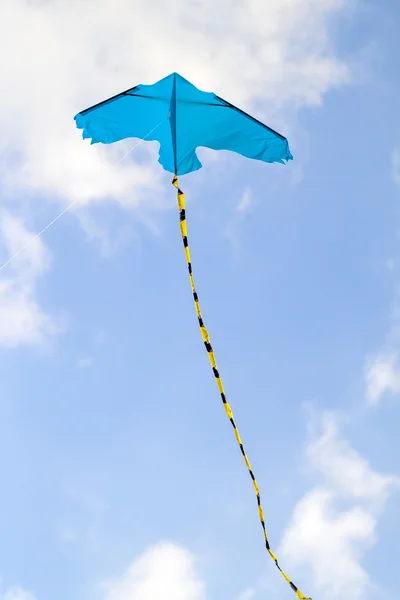 Pipa voando contra o céu azul em um dia ensolarado — Fotografia de Stock