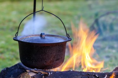 kamp mutfak eşyaları - pot üzerinde açık bir kamp ateşi