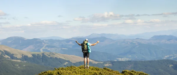 Caminhante em pé no topo da montanha. Unidade com o conceito de natureza . — Fotografia de Stock