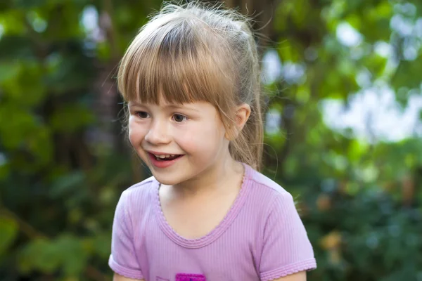 Portret van een klein meisje op een zonnige dag — Stockfoto