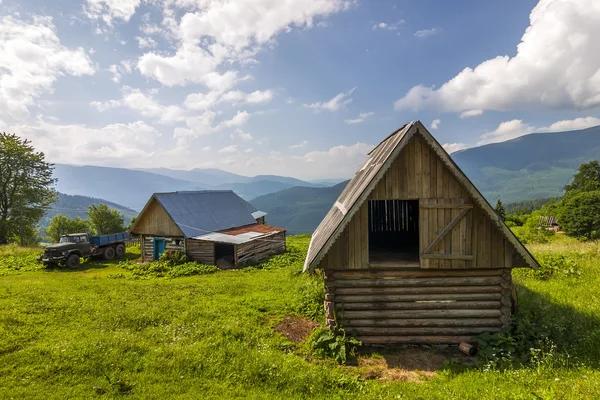 Dorfhäuser auf Hügeln mit grünen Wiesen an Sommertagen — Stockfoto