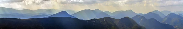 Panorama delle montagne dei Carpazi in estate giornata di sole. — Foto Stock