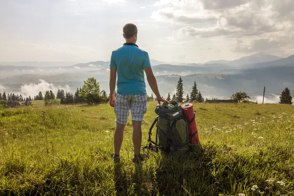 Wanderer mit Rucksack in den Bergen — Stockfoto