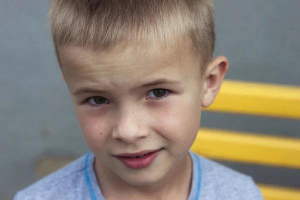 Портрет маленького усміхненого хлопчика з золотим світлим солом'яним волоссям — стокове фото