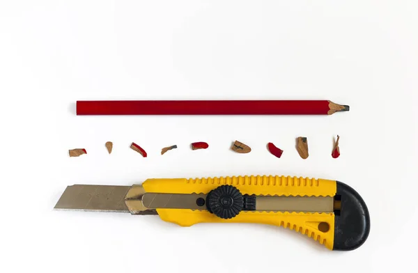 Ołówek z nożem do cięcia z wiórów, na pusty arkusz biały — Zdjęcie stockowe