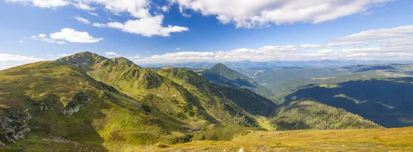 夏日阳光普照的喀尔巴阡山脉全景. — 图库照片