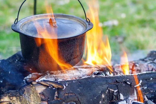 Kemping kuchenne - garnek na ogniu na zewnątrz pole namiotowe — Zdjęcie stockowe