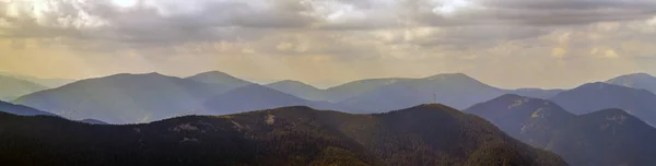 Panorama der Karpaten im Sommer sonniger Tag. — Stockfoto