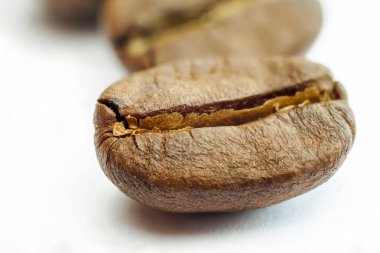 Broun kahvenin sığ derinlik beyaz arka plan izole