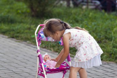 oyuncak araba ve açık havada bebek şirin küçük kız