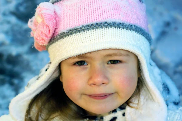 冬天一个小女孩的肖像 — 图库照片