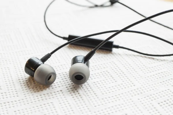 Auriculares negros o auriculares sobre fondo blanco. Auriculares negros —  Fotos de Stock