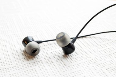 Kulaklık ya da kulaklık beyaz zemin üzerine siyah. Siyah kulaklık