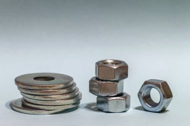 Marangozluk aksesuarları. Yığınlar metal vida contalar ve fındık ISO