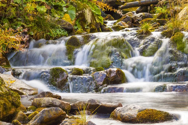 Cachoeira pequena no parque com água lisa belíssima. Pequeno wat. — Fotografia de Stock