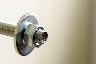 Paslanmaz çelik somunlar beyaz zemin üzerinde. Bolt, yıkama