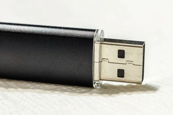 Unidad flash USB negro aislado sobre fondo blanco — Foto de Stock