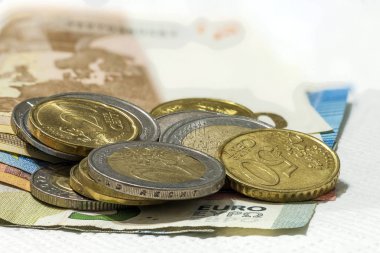 Para euro sikke ve banknot birbirlerine sunuluyor içinde yığılmış