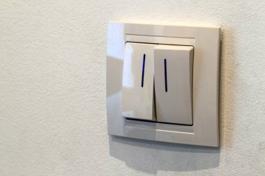 Modern beyaz çift ışık duvara geçiş yapmak, açmak veya kapatmak