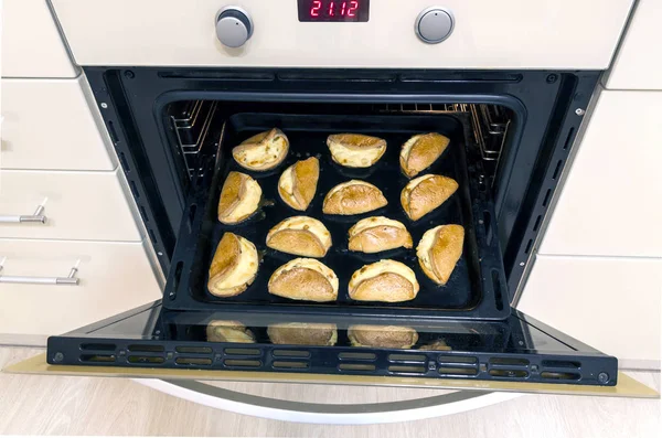 Biscoitos caseiros frescos no forno. Bandeja de biscoitos saindo — Fotografia de Stock