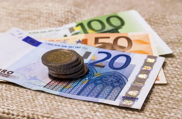 Monete e banconote in euro impilate l'una sull'altra in monete diverse — Foto Stock