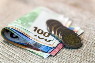 Para euro sikke ve banknot birbirlerine sunuluyor içinde yığılmış