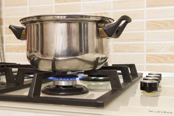 Close-up de panela de cozinha de aço inoxidável no fogão a gás em contempo — Fotografia de Stock