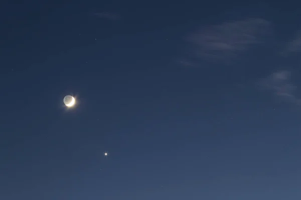 Nachtblauer Himmel mit hellem Mond und einem einzigen Stern — Stockfoto