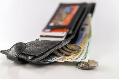 Euro banknot faturaları, sikke ve c ile erkekler açık cüzdan deri