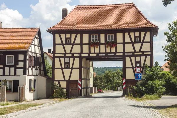 Az épület vidéki német falu az út fölé. Régi ház, mint ex — Stock Fotó