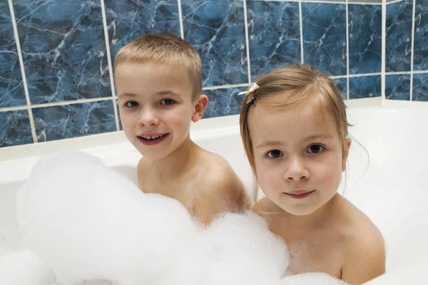 Brother and sister taking a bubble bath. Little boy and girl pla — Stock Photo, Image