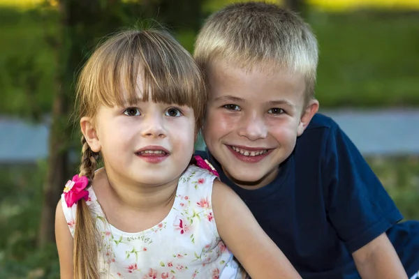 两个孩子男孩和女孩的哥哥和姐姐坐的肖像 — 图库照片