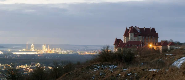 Lonely building castle standing on top of mountain hill and indu — Stock Photo, Image