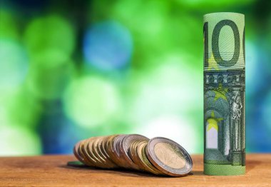 100 euro euro sikkeleri üzerinde yeşil ile bill banknot haddelenmiş 
