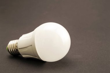 Koyu arka plan üzerinde parlayan Led lamba
