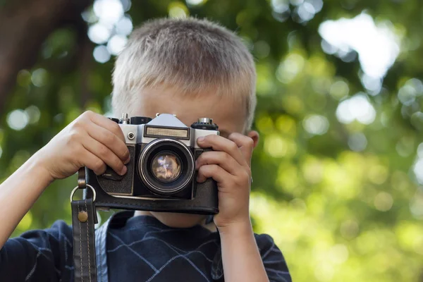 Aranyos boldog kisfiú vintage fotó kamera kültéri — Stock Fotó