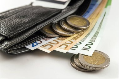 Euro banknot faturaları, sikke ve c ile erkekler açık cüzdan deri