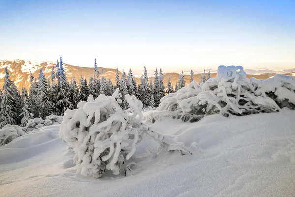 Colinas cobertas de neve nas montanhas — Fotografia de Stock