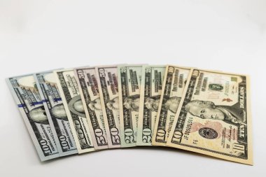 Bize Amerikan Doları para faturaları beyaz zemin üzerine yayılmış